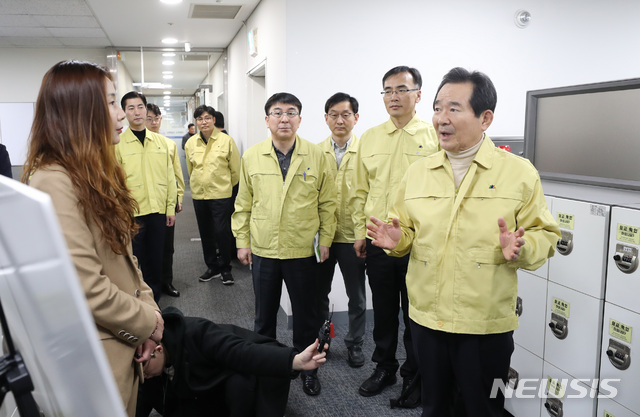 [서울=뉴시스] 전진환 기자 = 정세균 국무총리가 1일 오후 신종 코로나바이러스 관련해 국민들의 응대 창구인 서울 영등포구 질병관리본부 1339 콜센터를 방문해 업무설명을 듣고 있다. 2020.02.01.&nbsp; amin2@newsis.com