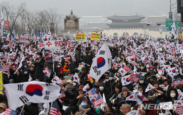 [서울=뉴시스] 조수정 기자 = 전광훈 한국기독교총연합회 대표회장 목사가 이끄는 범국민투쟁본부 회원들이 지난 1일 오후 서울 광화문광장에서 대한민국 바로세우기 국민대회를 열고 태극기와 성조기를 흔들며 구호를 외치고 있다. 많은 참가자들이 신종 코로나 바이러스 감염병을 우려, 마스크를 쓰고 집회에 참가했다. 2020.02.01. chocrystal@newsis.com