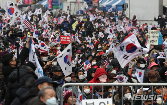 [서울=뉴시스] 조수정 기자 = 전광훈 한국기독교총연합회 대표회장 목사가 이끄는 범국민투쟁본부 회원들이 지난달 서울 광화문광장에서 대한민국 바로세우기 국민대회를 열고 태극기와 성조기를 흔들며 구호를 외치고 있다. 이들은 신종 코로나바이러스 감염증(코로나19) 우려로 광화문광장에서 집회가 금지되자 서초동 서울중앙지검 인근에서 시위를 이어나가고 있다. 2020.02.01. chocrystal@newsis.com