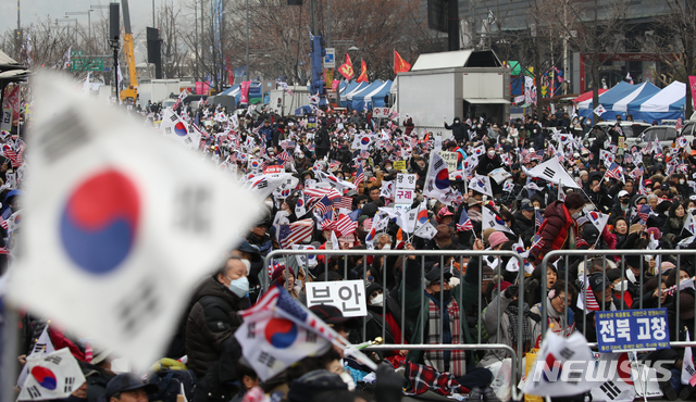 [서울=뉴시스] 조수정 기자 = 전광훈 한국기독교총연합회 대표회장 목사가 이끄는 범국민투쟁본부 회원들이 지난 2월1일 오후 서울 광화문광장에서 대한민국 바로세우기 국민대회를 열고 태극기와 성조기를 흔들며 구호를 외치고 있다. 많은 참가자들이 신종 코로나 바이러스 감염병을 우려, 마스크를 쓰고 집회에 참가했다. 2020.02.01. chocrystal@newsis.com