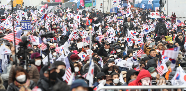 [서울=뉴시스] 조수정 기자 = 전광훈 한국기독교총연합회 대표회장 목사가 이끄는 범국민투쟁본부 회원들이 지난 1일 오후 서울 광화문광장에서 대한민국 바로세우기 국민대회를 열고 태극기와 성조기를 흔들며 구호를 외치고 있다. 많은 참가자들이 신종 코로나 바이러스 감염병을 우려, 마스크를 쓰고 집회에 참가했다. 2020.02.01. chocrystal@newsis.com