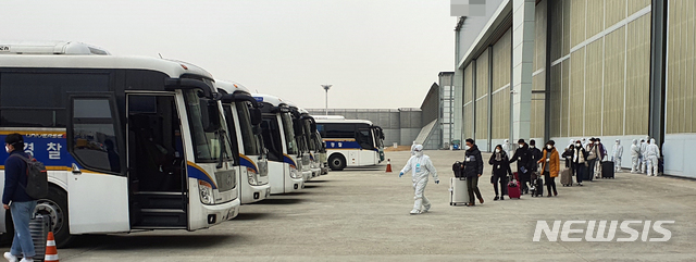 [서울=뉴시스] 조수정 기자 = 행정안전부 정부합동 지원단이 1일 오전 서울 김포공항 임시검역소에서 신종 코로나 바이러스 감염병 발원지인 중국 후베이성 우한시에서 2차 전세기로 귀국한 우리 교민들의 임시생활시설 입주에 앞서 사전 출입국 검역상황을 점검했다. (사진=행정안전부 제공) 2020.02.01. photo@newsis.com