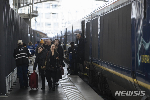 [파리=AP/뉴시스] 영국이 유럽연합에서 탈퇴한 브렉시트 직후인 2월1일 런던에서 유러스타 열차를 탄 승객들이 파리 북역에 도착하고 있다.&nbsp; 2020. 2. 4. 