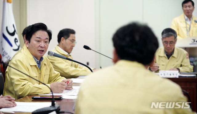 [제주=뉴시스] 신종 코로나바이러스 감염증 차단을 위한 대책회의를 주재하고 있는 원희룡 지사. 