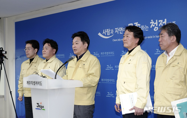[제주=뉴시스]원희룡 제주지사가 2일 오전 제주도청 기자실에서 신종 코로나 바이러스 감염증(우한 폐렴) 확진자 50대 여성 중국인 관광객과 관련해, 정부에 중국인 일시 입국금지 조치 등을 공식적으로 건의하고 있다. (사진=제주도 제공) 2020.02.02.&nbsp; photo@newsis.com 