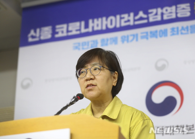 [서울=뉴시스]정은경 질병관리본부장 겸 중앙방역대책본부장이 2일 오전 정부세종청사에서 열린 신종 코로나 바이러스 감염증(우한 폐렴) 정례 브리핑에서 발언을 하고 있다.(사진=중앙방역대책본부 제공) 2020.02.02. photo@newsis.com 