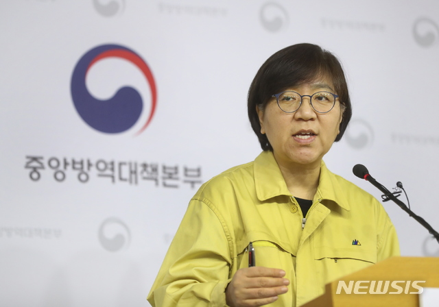 [서울=뉴시스]정은경 질병관리본부장 겸 중앙방역대책본부장이 2일 오전 정부세종청사에서 열린 신종 코로나 바이러스 감염증(우한 폐렴) 정례 브리핑에서 발언을 하고 있다.(사진=중앙방역대책본부 제공) 2020.02.02. photo@newsis.com   