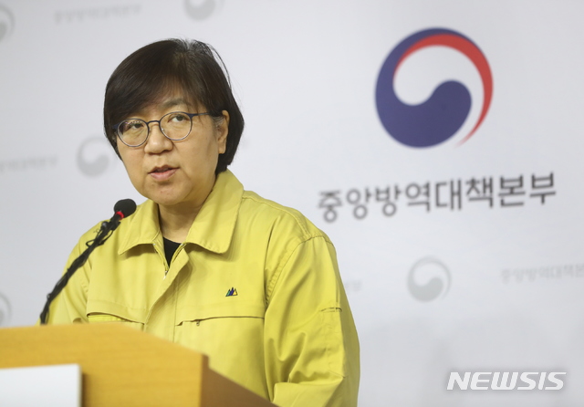 [서울=뉴시스]정은경 질병관리본부장 겸 중앙방역대책본부장이 2일 오전 정부세종청사에서 열린 신종 코로나 바이러스 감염증(우한 폐렴) 정례 브리핑에서 발언을 하고 있다.(사진=중앙방역대책본부 제공) 2020.02.02. photo@newsis.com   