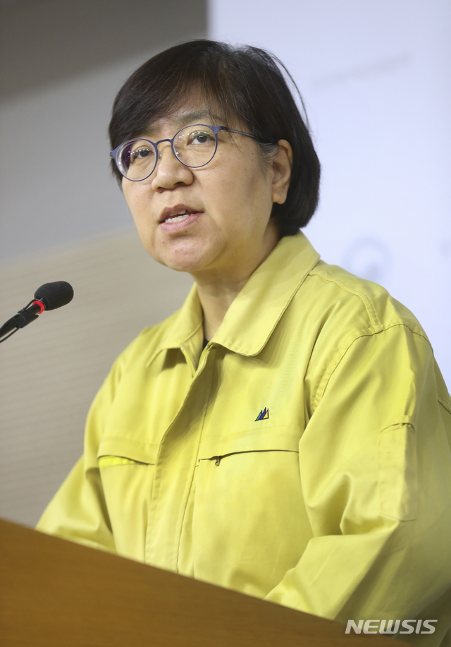 [서울=뉴시스]정은경 질병관리본부장 겸 중앙방역대책본부장이 2일 오전 정부세종청사에서 열린 신종 코로나 바이러스 감염증(우한 폐렴) 정례 브리핑에서 발언을 하고 있다.(사진=중앙방역대책본부 제공) 2020.02.02. photo@newsis.com   