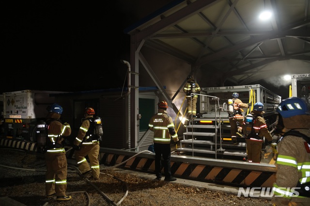 [울산=뉴시스] 박수지 기자 = 2일 오전 4시 21분께 울산시 남구 성암동 버슘머트리얼즈피엠코리아에서 폭발사고가 발생해 소방당국이 사고수습을 하고 있다.2020.02.02.(사진=울산소방본부 제공)&nbsp; photo@newsis.com