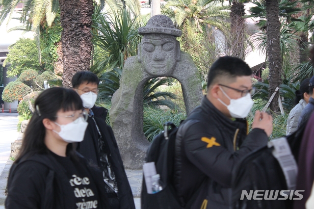 [제주=뉴시스]강경태 기자 = 제주를 찾은 관광객들이 2일 오후 제주국제공항에서 신종 코로나바이러스 감염증(우한 폐렴)를 우려하며 마스크를 쓴 채 이동하고 있다. 2020.02.02.&nbsp; ktk2807@newsis.com 
