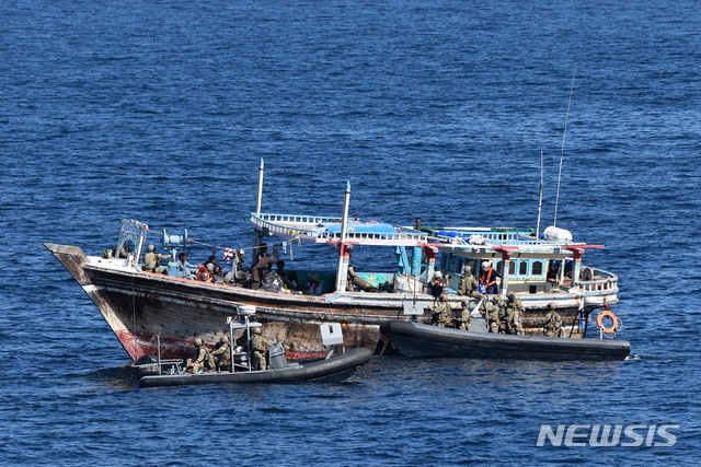 [서울=뉴시스]2일 합동참모본부에 따르면 청해부대 31진으로 파병된 왕건함(4400t급)은 한국시간으로 지난 1일 오후 5시13분께 기항지인 오만 무스카트항에서 동남쪽으로 445㎞(240NM·노티컬마일), 두쿰항에서 동쪽으로 148㎞(80NM·노티컬마일) 해상에서 표류 중인 이란 국적 선박 'ALSOHAIL호'를 발견해 구조했다. 2020.02.02. (사진=합동참모본부 제공) photo@newsis.com 
