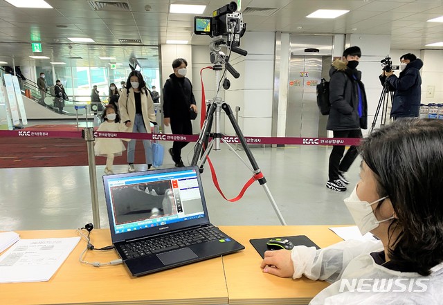 [제주=뉴시스] 제주공항 국내선 도착장에 설치된 발열감지 카메라.