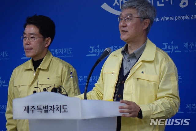 [제주=뉴시스] 강정만 기자= 신종 코로나바이러스 감염증 대응 대책을 밝히고 있는 배종면 제주감염병관리지원단장(오른쪽)과 임태봉 제주도 보건복지여성국장. kjm@newsis.com 