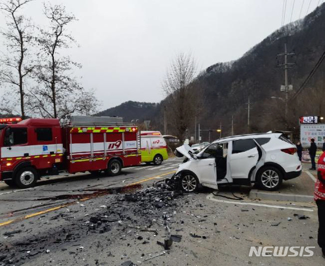 2일 오후 4시43분께 포천서 SUV 차량 2대가 정면 충돌해 5명의 사상자가 발생했다.(사진=포천소방서 제공)