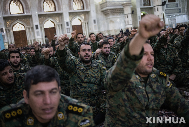 [테헤란= 신화/뉴시스] 이스라엘군이 레바논 무장정파 헤즈볼라의 수장 하산 나스랄라를 살해하면서 중동 긴장이 고조된 가운데 이란 고위관리가 레바논 파병 가능성을 시사했다. 사진은 이란의 1979년 이란 이슬람혁명을 기념하는 테헤란 교외 호메이니 묘소의 기념식에서 구호를 외치는 이란군인들. 2024.09.28