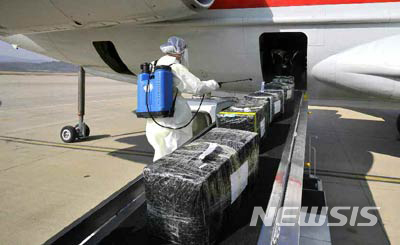 [서울=뉴시스] 북한 노동신문은 "신종 코로나바이러스 감염증(우한 폐렴)을 막기 위해 평양국제비행장에 대한 위생방역을 실시했다"고 2일 보도했다. (사진=노동신문 캡처) 2020.02.02.  photo@newsis.com