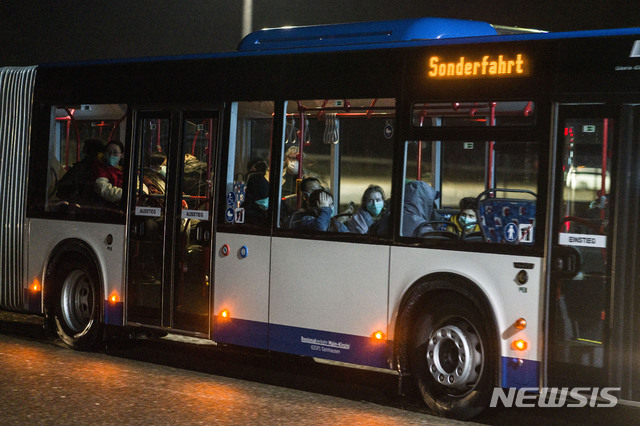 [게르머스하임=AP/뉴시스] 1일(현지시간) 신종 코로나바이러스 감염증(우한 폐렴)의 발병 근원지인 중국 후베이성 우한에서 귀국한 독일인들을 태운 라인란트팔츠주 게르머스하임의 군 시설에 도착했다. 이들은 군 시설에서 2주간 생활할 예정이다. 2020.02.02