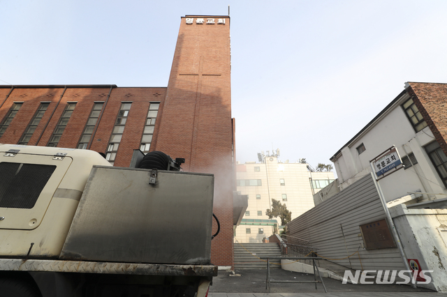 [서울=뉴시스]최진석 기자 = 종로구 보건소 관계자들이 2일 오전 신종 코로나바이러스 감염증(우한 폐렴) 확진 환자가 다녀가 일요 현장 예배가 취소된 서울 종로구 명륜교회 일대에서 방역작업하고 있다. 2020.02.02.  myjs@newsis.com