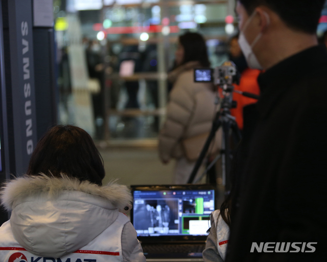 [강릉=뉴시스] 김경목 기자 = 신종 코로나바이러스 감염증(우한 폐렴) 12번째 확진자가 설 연휴를 앞둔 지난달 22~23일 강릉여행을 한 사실이 밝혀진 가운데 강릉시청 공무원들이 2일 오전 강릉시 강릉역에서 열상 감지기를 이용해 사람들의 체온을 살피고 있다. 2020.02.02.  photo31＠newsis.com