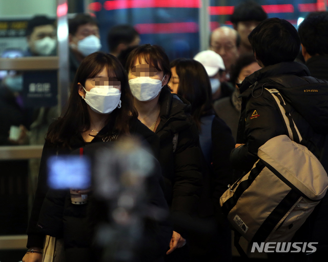 [강릉=뉴시스] 김경목 기자 = 신종 코로나바이러스 감염증(우한 폐렴) 12번째 확진자가 설 연휴를 앞둔 지난달 22~23일 강릉여행을 한 사실이 밝혀진 가운데 사람들이 2일 오전 강릉시 강릉역에 출입구에 설치된 열상 감지기 앞으로 지나가고 있다. 2020.02.02.&nbsp;&nbsp; photo31＠newsis.com