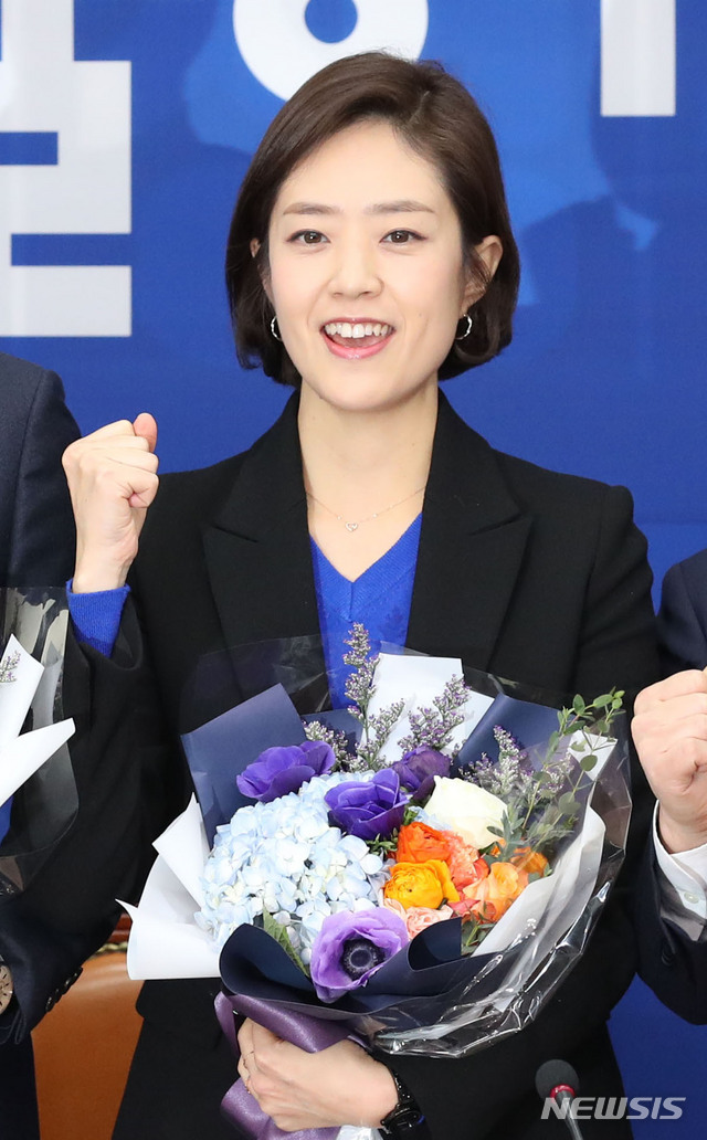 [서울=뉴시스] 김진아 기자 = 고민정 전 대통령비서실 대변인이 2일 오후 서울 여의도 국회에서 열린 더불어민주당 입당 기자회견에서 기념촬영을 하고 있다. 2020.02.02.  bluesoda@newsis.com