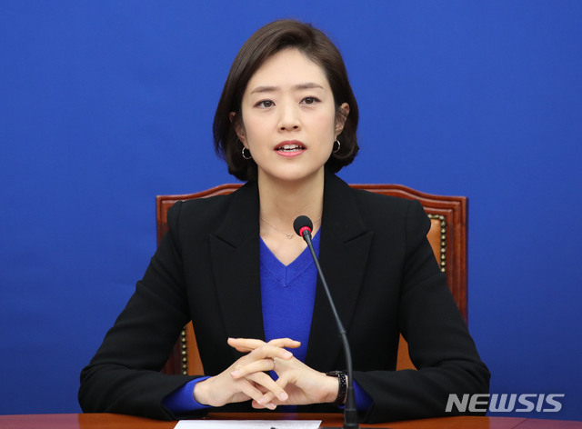 [서울=뉴시스] 김진아 기자 = 고민정 전 대통령비서실 대변인이 2일 오후 서울 여의도 국회에서 열린 더불어민주당 입당 기자회견에서 입당 인사를 하고 있다. 2020.02.02. bluesoda@newsis.com