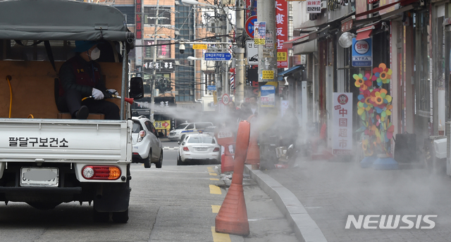 [수원=뉴시스] 김종택 기자 = 우한 폐렴(신종 코로나바이러스 감염증) 확산으로 수원지역에서 첫 확진자가 발생하자 2일 오후 경기 수원역 인근에 위치한 중국인 거리에서 수원 팔달구 보건소 관계자들이 신종 코로나바이러스 예방을 위한 방역 작업을 하고 있다. 2020.02.02.semail3778@naver.com