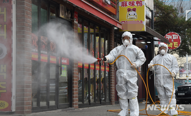 [수원=뉴시스] 김종택 기자 = 우한 폐렴(신종 코로나바이러스 감염증) 확산으로 수원지역에서 첫 확진자가 발생하자 2일 오후 경기 수원역 인근에 위치한 중국인 거리에서 수원 팔달구 보건소 관계자들이 신종 코로나바이러스 예방을 위한 방역 작업을 하고 있다. 2020.02.02.semail3778@naver.com