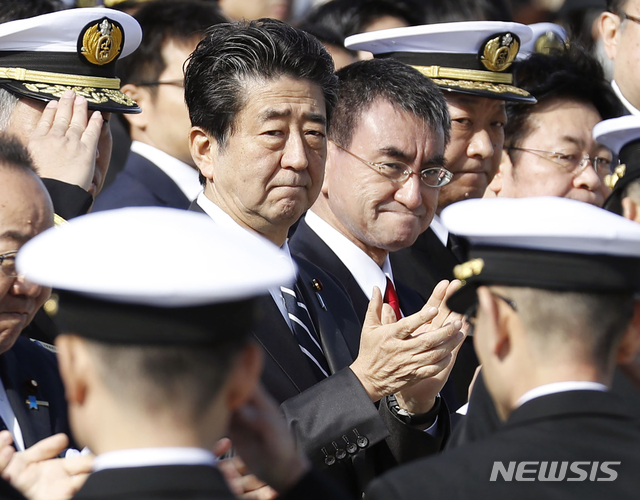 [가나가와=AP/뉴시스]아베 신조(安倍晋三) 일본 총리가 지난 2일 일본 가나가와(神奈川)현 해상자위대 요코스카(橫須賀)기지에서 열린 해상자위대 호위함 ‘다카나미’의 파견식에서 박수를 치고 있다. 아베 총리는 14일 신종 코로나바이러스 감염증(코로나19) 확산을 막기 위해 전문가 위원회를 구성하고 지방정부에 협력을 당부했다. 2020.2.14 