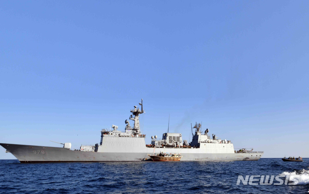 [서울=뉴시스] 추상철 기자 = 청해부대(31진 왕건함) 대원들이 지난 1일 (한국시간) 오만 무스카트항 동남방 240NM(445km), 두쿰항 동방 80NM(148km) 해상에서 표류 중이던 이란 국적의 선박 ‘ALSOHAIL호’를 발견해 구조활동을 하고 있다.(사진=합동참모본부 제공) 2020.02.02. photo@newsis.com