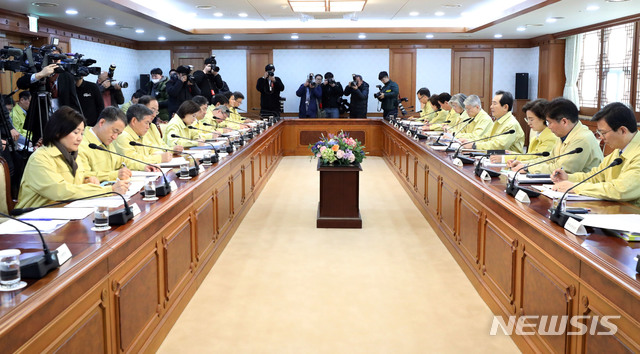 [서울=뉴시스]박미소 기자 = 정세균(왼쪽 여섯번째) 국무총리가 2일 오후 서울 종로구 정부서울청사 대회의실에서 열린 신종 코로나바이러스 감염증(우한폐렴) 대응 확대회의에서 모두발언을 하고 있다.2020.02.02. misocamera@newsis.com
