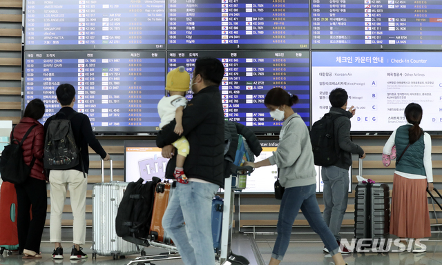 [인천공항=뉴시스]최진석 기자 = 신종 코로나바이러스 감염증(우한 폐렴)의 확산이 이어지는 가운데 2일 인천국제공항 제2여객터미널에서 이용객들이 마스크를 쓰고 있다. 2020.02.02. myjs@newsis.com