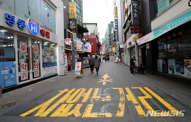 [서울=뉴시스]박주성 기자 = 신종 코로나바이러스 감염증 국내 확진환자가 12명에서 15명으로 늘어난 가운데 2일 오후 서울 중구 명동이 한산한 모습을 보이고 있다. 2020.02.02. park7691@newsis.com