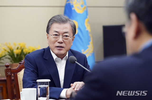 [서울=뉴시스]박영태 기자 = 문재인 대통령이 2일 오후 청와대 여민관에서 신종 코로나바이러스 감염증(우한 폐렴) 관련 감염병 전문가와 간담회를 하고 있다.(사진=청와대 제공) 2020.02.02.photo@newsis.com