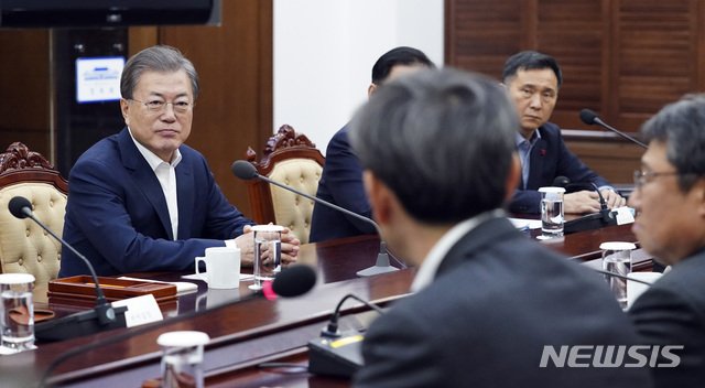 [서울=뉴시스]박영태 기자 = 문재인 대통령이 2일 오후 청와대 여민관에서 신종 코로나바이러스 감염증(우한 폐렴) 관련 감염병 전문가와 간담회를 하고 있다.(사진=청와대 제공) 2020.02.02.photo@newsis.com