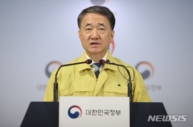 [서울=뉴시스]박미소 기자 = 박능후 보건복지부 장관(중앙사고수습본부장)이 2일 오후 서울 종로구 정부서울청사 브리핑룸에서 신종 코로나바이러스 감염증(우한폐렴) 관련 확대 중앙사고수습본부 회의 결과를 발표하고 있다. 2020.02.02.   misocamera@newsis.com