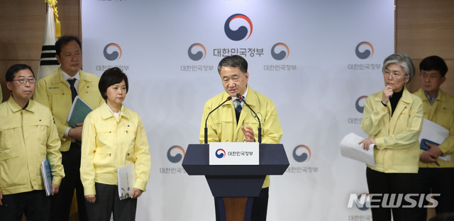 [서울=뉴시스]박미소 기자 = 박능후 보건복지부 장관(중앙사고수습본부장)이 2일 오후 서울 종로구 정부서울청사 브리핑룸에서 신종 코로나바이러스 감염증(우한폐렴) 관련 확대 중앙사고수습본부 회의 결과를 발표한 후 취재진의 질문에 답하고 있다. 2020.02.02.&nbsp;&nbsp; misocamera@newsis.com