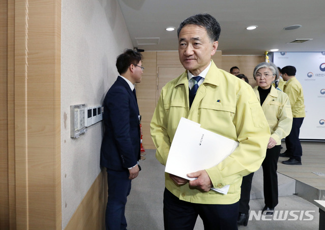 [서울=뉴시스]박미소 기자 = 박능후 보건복지부 장관(중앙사고수습본부장)과 강경화 외교부 장관이 2일 오후 서울 종로구 정부서울청사 브리핑룸에서 열린 신종 코로나바이러스 감염증(우한폐렴) 관련 확대 중앙사고수습본부 회의 결과 발표 브리핑을 마친후 브리핑룸을 나서고 있다. 2020.02.02. misocamera@newsis.com