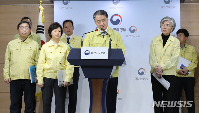 [서울=뉴시스]박미소 기자 = 박능후 보건복지부 장관(중앙사고수습본부장)이 2일 오후 서울 종로구 정부서울청사 브리핑룸에서 신종 코로나바이러스 감염증(우한폐렴) 관련 확대 중앙사고수습본부 회의 결과를 발표한 후 취재진의 질문에 답하고 있다. 2020.02.02.&nbsp;&nbsp; misocamera@newsis.com