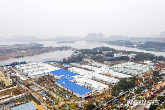 [우한=AP/뉴시스] 우한의 임시병원 후셴산의원이 1일 완공을 앞둔 모습 2020. 2. 2. 