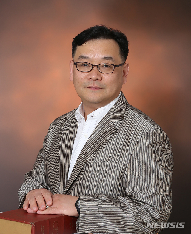 [나주=뉴시스] 송창헌 기자 = 동신대학교 간호학과 박대훈(51) 교수가 3일 붉가시나무 잎과 동백나무 잎 추출물의 항통풍·항천식 효과를 입증하는 연구성과를 발표해 눈길을 끌고 있다. (사진=동신대 제공) 2020.02.03 photo@newsis.com