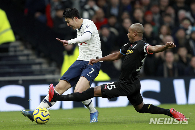 [런던=AP/뉴시스]손흥민(왼쪽)이 2일(현지시간) 영국 런던의 토트넘 홋스퍼 구장에서 열린 2019-2020시즌 프리미어리그 25라운드 맨체스터 시티와 경기하며 공을 다투고 있다. 손흥민은 1-0으로 앞선 후반 26분 쐐기 골로 시즌 13호 골을 기록하며 팀의 2-0 승리를 이끌었다. 2020.02.03.
