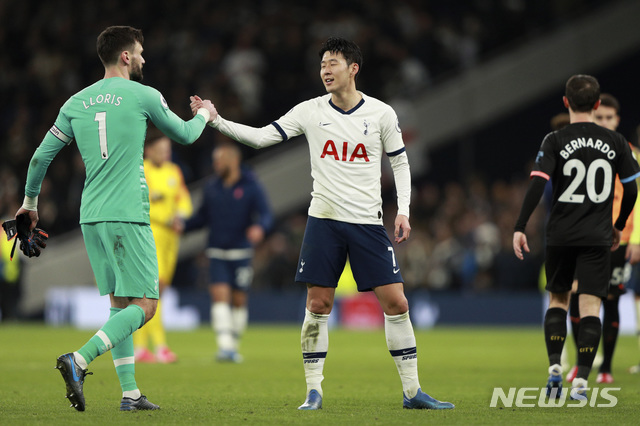  [런던=AP/뉴시스]손흥민(오른쪽)이 2일(현지시간) 영국 런던의 토트넘 홋스퍼 구장에서 열린 2019-2020시즌 프리미어리그 25라운드 맨체스터 시티와의 경기를 승리로 마치고 전반 39분 PK를 막아낸 위고 요리스 골키퍼와 인사를 나누고 있다. 손흥민은 1-0으로 앞선 후반 26분 쐐기 골로 시즌 13호 골을 기록하며 팀의 2-0 승리를 이끌었다. 2020.02.03. 