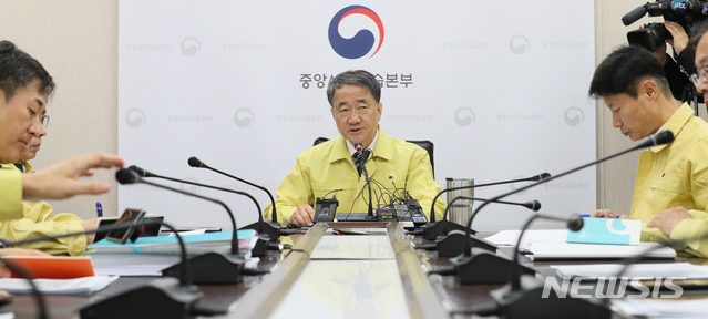 [세종=뉴시스]강종민 기자 = 박능후 신종 코로나바이러스 중앙사고수습본부장(보건복지부 장관)이 3일 오전 정부세종청사에서 열린 중수본 회의에서 신종 코로나바이러스 대응 전략 실행 계획 등을 각 부처 차관들과 논의하고 있다. 2020.02.03.&nbsp; ppkjm@newsis.com