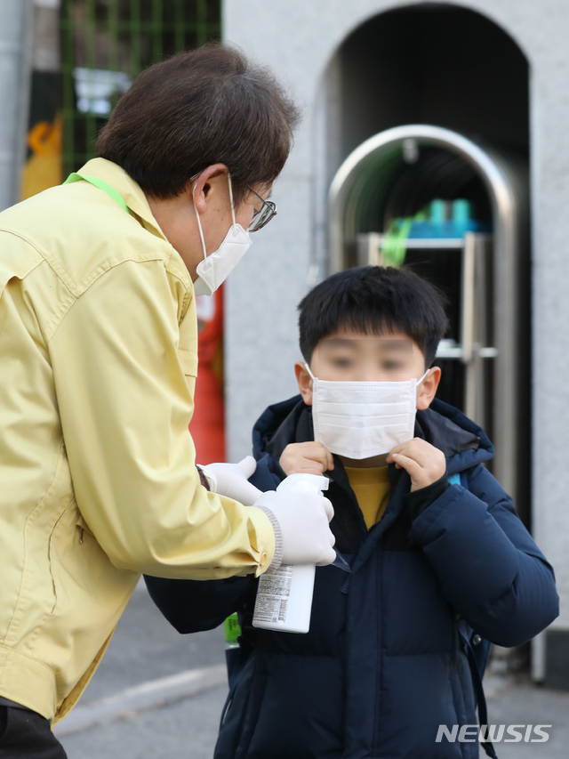 [서울=뉴시스]이윤청 기자 = 조희연 서울시 교육감이 3일 오전 신종 코로나바이러스 감염증(우한폐렴) 확산 방지를 위해 개학을 연기했다가 다시 개학한 서울 강남구 봉은초등학교에서 등교하는 학생들에게 마스크 착용법, 손세정제 사용법 등을 교육하고 있다. 2020.02.03. radiohead@newsis.com