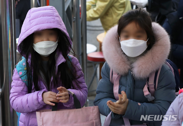 [서울=뉴시스]이윤청 기자 = 초등학생들이 3일 오전 신종 코로나바이러스 감염증(우한폐렴) 확산 방지를 위해 개학을 연기했다가 다시 개학한 서울 강남구 봉은초등학교로 등교하며 교문에서 나눠준 손세정제를 손에 바르고 있다. 2020.02.03. radiohead@newsis.com