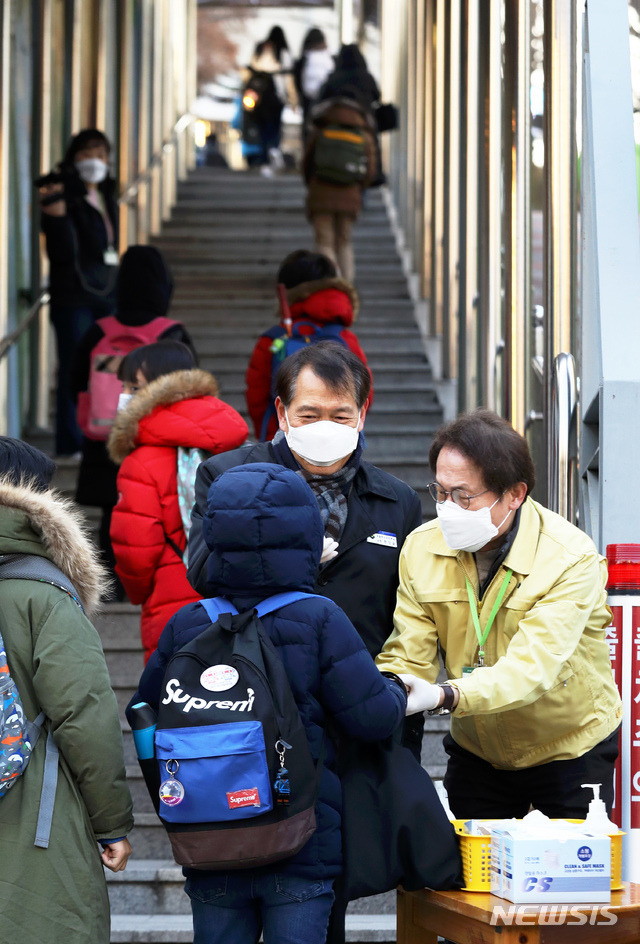 [서울=뉴시스]이윤청 기자 = 조희연 서울시 교육감과 한상윤 봉은초등학교 교장이 3일 오전 신종 코로나바이러스 감염증(우한폐렴) 확산 방지를 위해 개학을 연기했다가 다시 개학한 서울 강남구 봉은초등학교에서 등교하는 학생들에게 마스크 착용법, 손세정제 사용법 등을 교육하고 있다. 2020.02.03. radiohead@newsis.com
