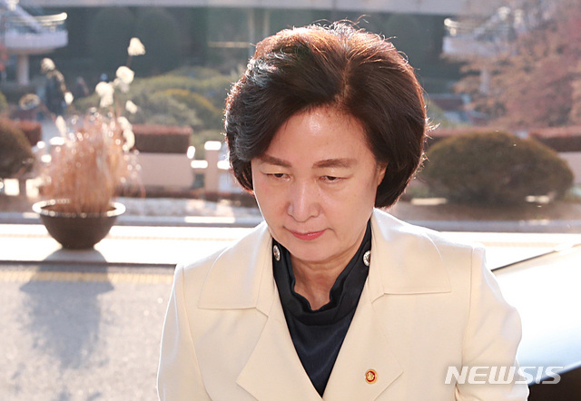 [과천=뉴시스] 이영환 기자 = 추미애 법무부 장관이 3일 오전 경기 과천시 법무부 청사로 출근을 하고 있다. 2020.02.03.&nbsp;&nbsp; 20hwan@newsis.com