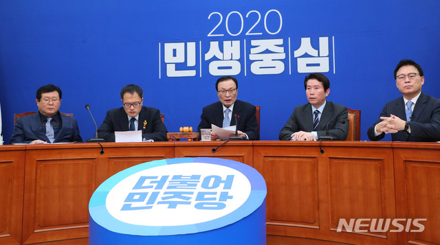 [서울=뉴시스] 장세영 기자 = 이해찬(가운데) 더불어민주당 대표가 지난 3일 서울 여의도 국회에서 열린 더불어민주당 최고위원회의에 참석해 현안관련 발언을 하고 있다. 2020.02.03. photothink@newsis.com